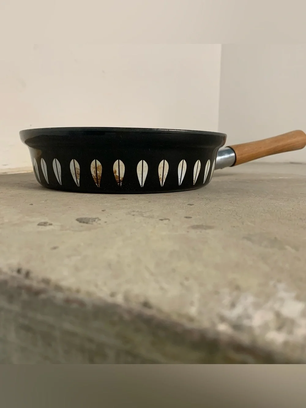 Cathrineholm Lotus Black Enamel Skillet Sauté Frying Pan with Wooden Handle